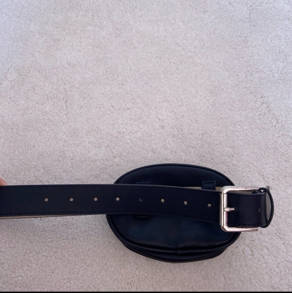 SOLD💥WILD FABLE Belt Bag - Picture 3 of 3